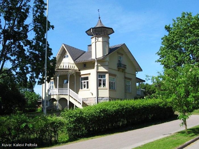 Vuonna 1902 valmistuneen talon rakennutti Adéle Maria Festén, Heinolan seminaarin ensimmäiseen opettajakuntaan kuulunut piirustuksen ja käsityön opettaja, joka testamenttasi sen puutarhatontteineen Suomen lähetysseuralle ja Heinolan seurakunnalle.